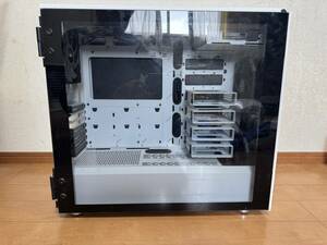 コルセア製のガラスパネルの白いPCケースです。