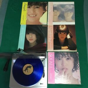 松田聖子、中森明菜、五輪真弓、奥村チヨ他、南こうせつ他昭和歌謡ポップスLP21枚、EP30枚。直ぐ聴けるフルオートレコードプレーヤー付き。