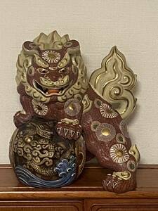 九谷焼八幡窯須栄羲玉乗り獅子 狛犬 金彩 魔除け 置物 縁起物 陶器 獅子 時代物高37.5cmx31x24