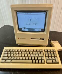 Apple Macintosh Plus + BlueSCSI + キーボード + マウス