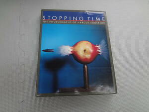 ひ1-f07【匿名配送・送料込】　洋書　STOPPING　TIME　瞬間写真　ストロボスコープ　ハロルド・エドガードン