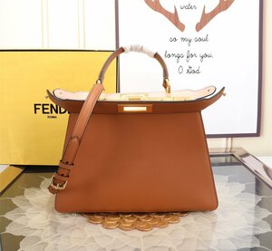 ●極美品●新品同様●未使用 【Fendi】 [ フェンディ]peekaboo ISEEU ショルダーバッグハンドバッグ ブラウン