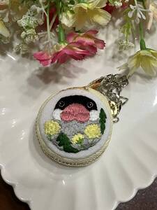 45mm【ハンドメイド 】文鳥 たんぽぽ マカロンポーチ 手刺繍 立体刺繍 アクセサリーケース コインケース バッグチャーム