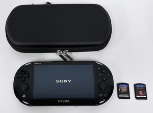 100円～◆SONY ソニー PlayStation Vita ヴィータ PSVITA PCH-2000 ブラック 本体 ソフト 2個 ケース付き【動作確認/初期化済み】