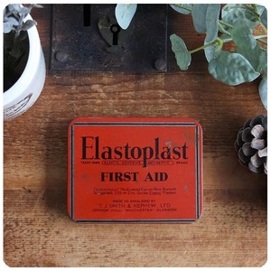 イギリス アンティーク Elastoplast ファーストエイド缶/ティン/絆創膏/ブリキ/インテリア雑貨/収納【可愛いバンドエイド缶】Z-789