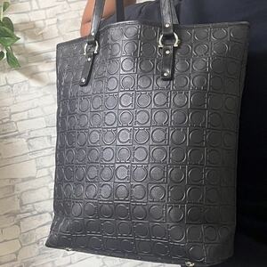 【美品/A4◎】Salvatore Ferragamo フェラガモ トートバッグ ビジネスバッグ 肩掛け ガンチーニ レザー エンボス 型押し 総柄 ブラック 黒