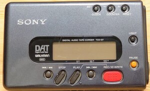 ソニー SONY DAT ウォークマン WALKMAN TCD-D7 ケースカバー付き 現状渡し 通電確認のみ　ジャンク品