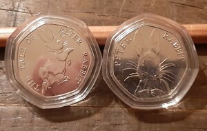 2種類 ピーター ラビット と エリザベス女王 本物英国50ペンスコインイギリス コイン ビアトリクス・ポター ピーターラビット 8g 27mm英国