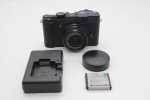 極上品 Fujifilm デジタルカメラ X10 ブラック　バッテリーチャージャー付き！