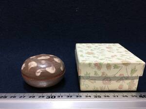 未使用品 紙の用心箱入り 蓋に白模様 花文 香合 香炉 アロマテラピー 道具 蓋物 香物 香道具 茶道具 光山 香合 丸型 小型 珍品 褐色色