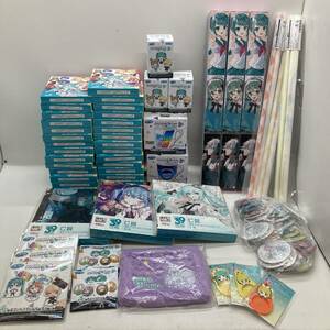 【1円～】初音ミク 他 ボカログッズ まとめ売り 巡音ルカ 鏡音リン・レン クリアスタンド タペストリー 缶バッジ【中古品】