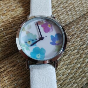美品　昭和レトロ　レディース　レトロな花柄　アナログ3針　腕時計　ホワイト　文字盤3.5cm