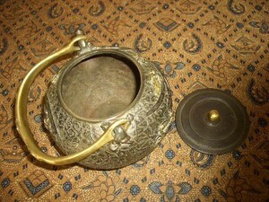 鉄製茶壺・鉄瓶（１２９）