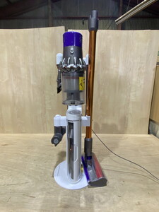 【２５－２４】dyson ダイソン V10 サイクロン式 コードレスクリーナー 掃除機 スタンド付き 中古品 長期保管品 現状品