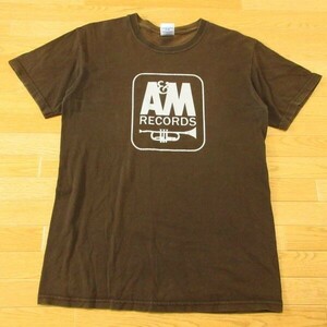 ◎A&M RECORDS レコード ギルダン製◆Tシャツ 半袖 Tee ビッグロゴ ビッグデザイン 名門レーベル◆メンズ 茶 Sサイズ◆A6154