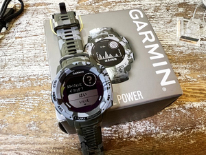 短期使用 GARMIN/ガーミン タフネスGPSウォッチ CAMO INSTINCT DUAL POWER スマートウォッチ ソーラー充電機能 高精度GPSナビ スマホ連携★