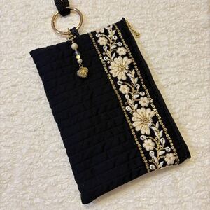 スマホショルダー　インド刺繍リボン　チャーム付き　ブラック　スパンコール　ヌビバッグ　ポーチ　ハンドメイド　スマホポシェット