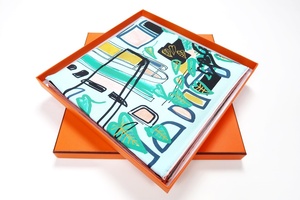 【新品・未使用】HERMES エルメス スカーフ【MODERNISM TROPICAL】カチナ カレ 90×90 シルク100％ 箱付き【FX81】