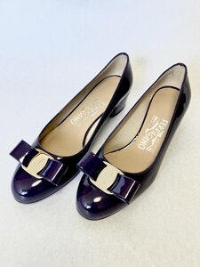 新品未使用品【送料込】FERRAGAMO　フェラガモ　くつ　22.5cm　ヒール3　濃パープル×シルバー　パンプス　ハイブランド　上品　6448373