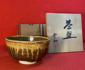 【茶道具】砥部焼茶碗 登山窯 在銘「登山」 美品 共箱 茶事茶会 野点 茶懐石 薄茶点前 お抹茶 金色釉 黄金釉 goldenglaze お抹茶碗