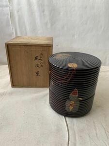 旧家蔵出し品 専用桐箱入 御所人形画が素敵な漆塗りの三段丸重 漆器茶事茶道具漆工芸伝統工芸無垢材アンティーク古道具古物骨董古美術珍品