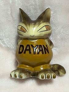 《送料無料》 わちふぃーるど　ダヤン　貯金箱 DAYAN 陶器 猫　茶色　ネコ　 置物　WACHIFIELD