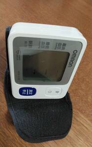 オムロン手首式血圧計、箱入り、ケース付き、取説付き。新品電池付き、作動確認済み