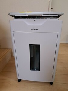 IRIS　アイリスオーヤマ AFS600C-W オートフィードシュレッダー クロスカット ホワイト　22年製　定価￥99800　使用期間短い　訳あり