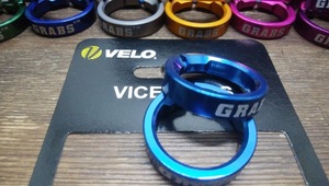 処分 velo color ring グリップ改造 超軽量 鮮やかなアルマイト加工 取付かんたん 2パーツ ライトブルー 140 ゆうメール可