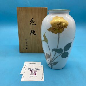 【11973P090】大倉陶園造 金蝕薔薇文様 花瓶 霧箱付 美品 フラワーベース 花器 陶器製 白地 バラ 銀 金 コレクション オブジェ