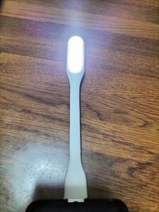 白色 ホワイト USB接続LEDライト 小型 省エネ 簡単設置 LED照明 ミニサイズ ボディ 曲がる 車内 デスク パソコン 常夜灯 簡易ライト 光