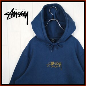 【STUSSY】イエローロゴ刺繍　裏起毛　プルオーバーパーカー　アッシュネイビー