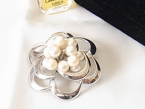 イミテーションパール　人工真珠が煌めくお花のデザイン　フラワー　きちんとしたお席にも素敵　入卒にも素敵なデザインブローチ▲
