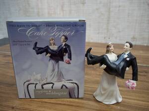 ◇WEDDINGSTAR | ウェディングスター　ケーキトッパー　TO HAVE AND TO HOLD　BRIDE HOLDING GROOM