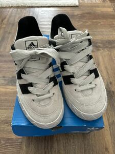 adidas スニーカー