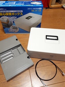 ◆送料無料◆ハンドル付スチール金庫★ダイヤル式 安心保管ボックス★A4サイズOK★セキュリティーワイヤー付 SB200 家庭用 ホワイト