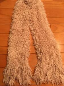 中古・ふわふわマフラー・オフホワイト・長さ180ｃｍ・200円