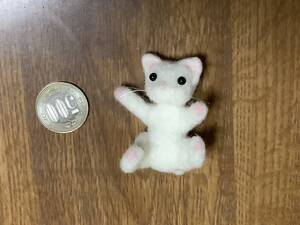 羊毛フェルト　ひっくり返ってる子猫　(500円玉は大きさ比べ) ハンドメイド