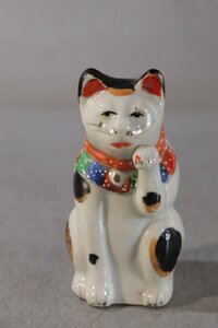 E892　磁器人形　猫　14cm　招き猫　縁起物　日本人形　ひな祭り　和骨董　商売繁盛