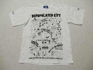 「送料無料」BEAMS:ビームス発：COMBO♪デザインは日本：生地はアメリカ製：白にDEPOPULATED CITY:イラスト入りTシャツ＊サイズ１