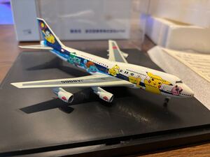 全日空商事 19745 B747 ANA ポケモンジェット 展示ケース付き 1/400