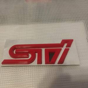 【ゆうパケット送料込】STI エンブレム レッド 横11cm×縦4cm×厚さ5mm ①　スバル SUBARU 金属製