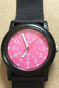 タイメックス TIMEX キャンパー ピンク文字盤 電池交換済み 美品 ミリタリーデザイン カーキ 34mm 