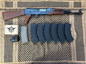 【中古】東京マルイ電動ガン　AK47 マガジン6本付　AK用M4マガジンアダプタ　M4系マグ１本付【入手困難部品付属】 