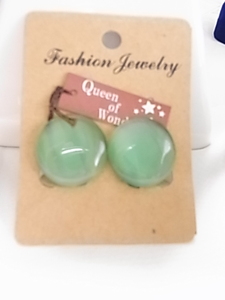 ★未使用品台紙付き　FashionJewelry　QueenofWonderland　光沢感あるシーグリーントーン煌めいて綺麗　円形緑がお好きな方に　イヤリング