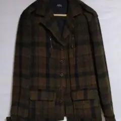 A.P.C のハ- フコ- トです。