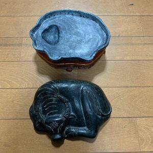 硯 天然石　台付　重さ約2.2kg 牛　20×14×8cm