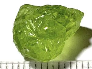 河北省産宝石質橄欖石（ペリドット）の大きな結晶・２g未満・3（中国産鉱物標本）