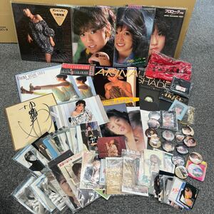 ☆360. 中森明菜 グッズセット まとめ売り ポスター レコード プロマイド カード など 昭和アイドル 現状品 長期保管品