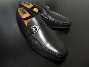 極美品 使用回数少 フェラガモ 9EE Ferragamoガンチーニ サイドストラップ ソフトドレスローファー スリッポン 黒 8705